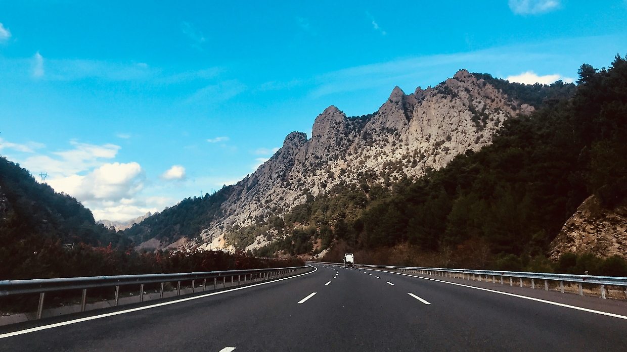 Autostrade, stangata d’agosto: aumentano i pedaggi per auto, moto e furgoni