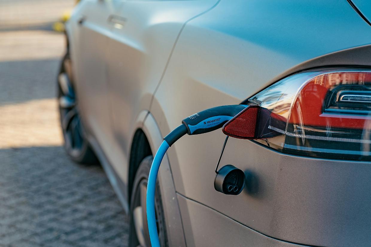 Mal d'auto in aumento con le elettriche: ecco perché le nuove auto ci fanno star male