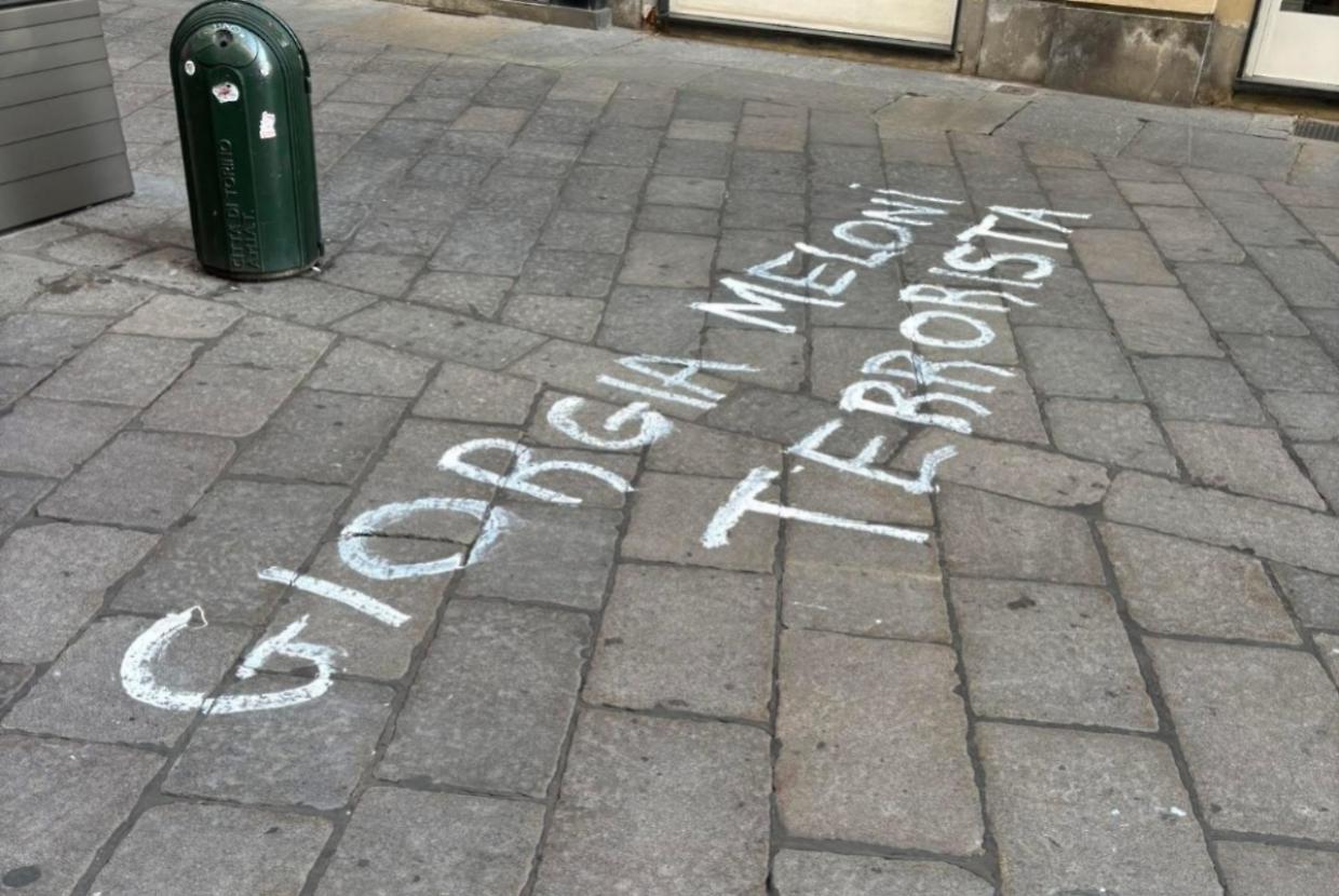 Scritte contro la premier Giorgia Meloni in centro città 