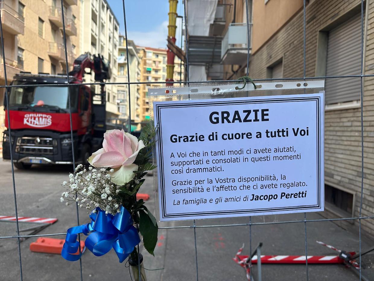 Via Nizza, tra le macerie un fiore per Jacopo