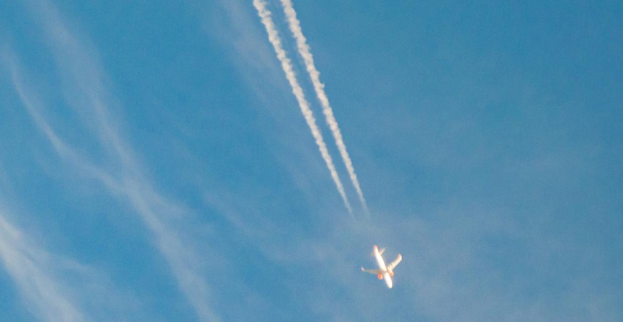 Cosa succede se una porta d’emergenza viene aperta in volo? La verità potrebbe sorprenderti