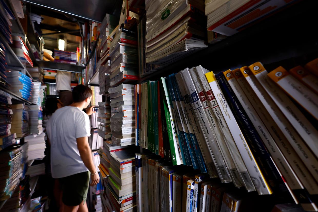 Libri di testo 2025: aumenti contenuti, AIE chiede detrazioni per le famiglie