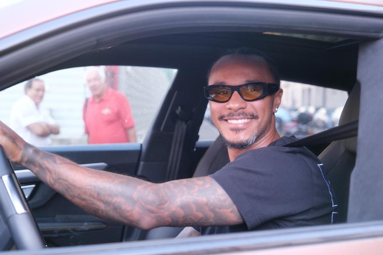 Il granata Lazaro arriva sorridente al Filadelfia guidando una Lamborghini