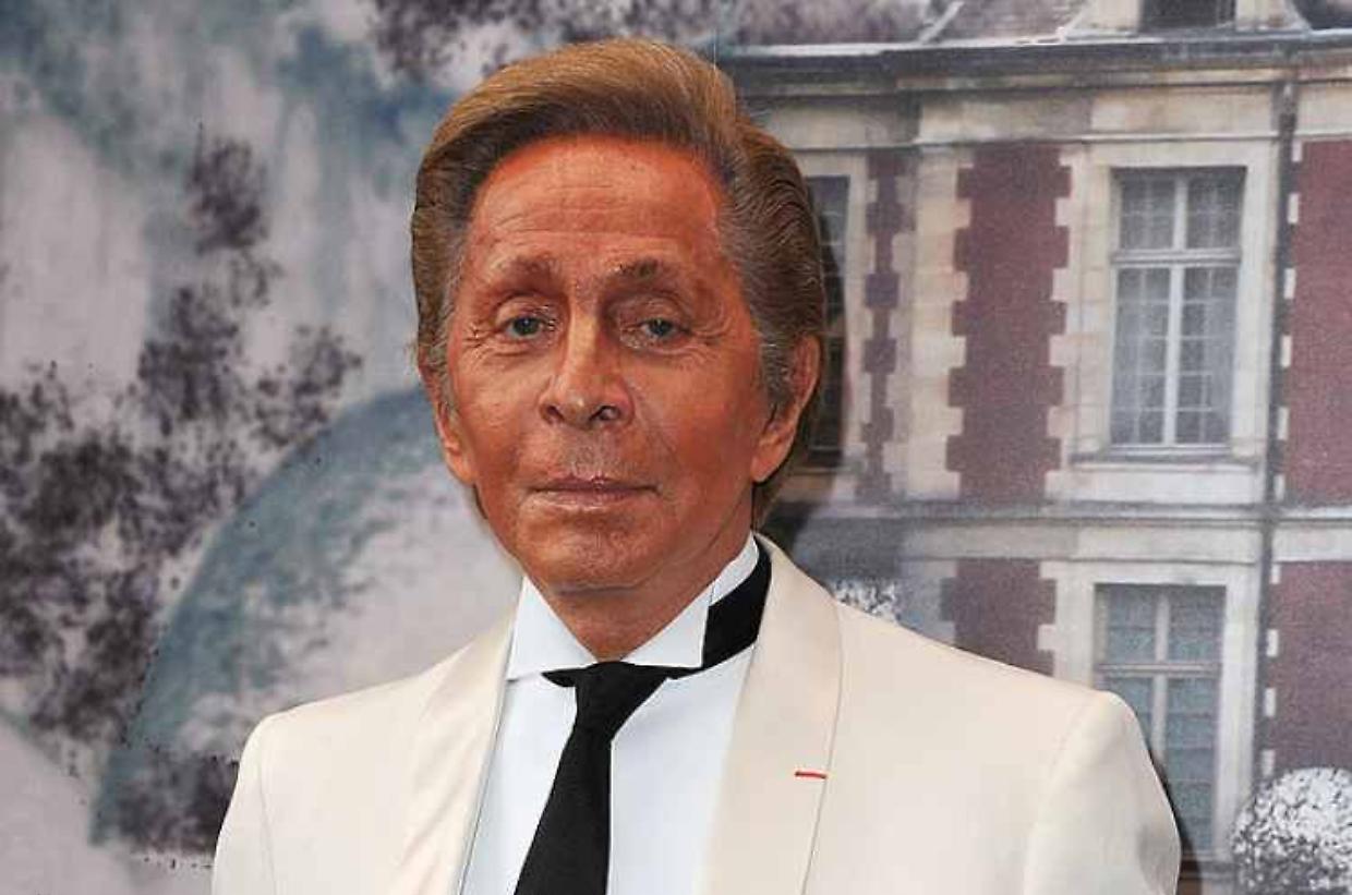 Cercano di entrare nella villa di Valentino, ma uno sparo li avverte che non sono da soli, così i ladri scappano via a gambe levate