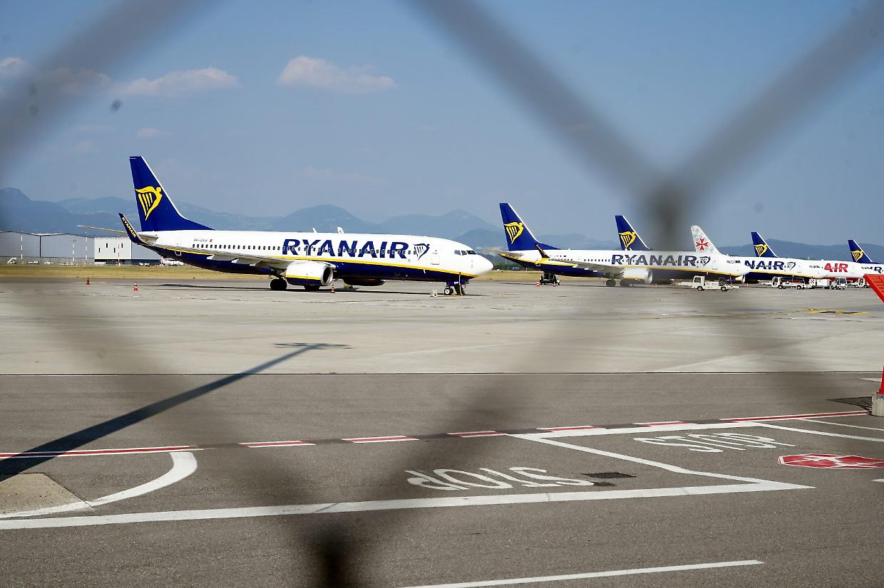 Risucchiato dal motore di un aereo in partenza ad Orio al Serio: voli sospesi per un paio d'ore