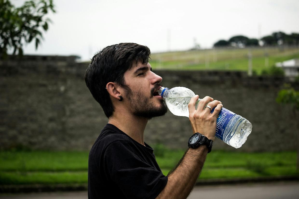 Bottiglie di plastica: perché riutilizzarle è un rischio per la salute