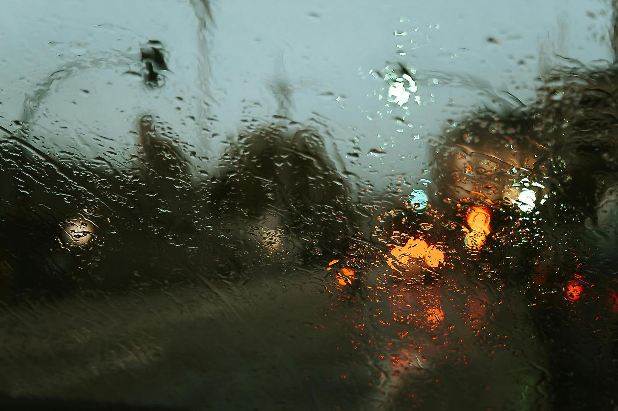 Guidare sotto la pioggia: come affrontare il maltempo in viaggio senza stress
