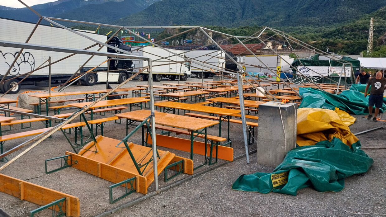 Val di Susa, il vento distrugge gli stand della festa del borgo
