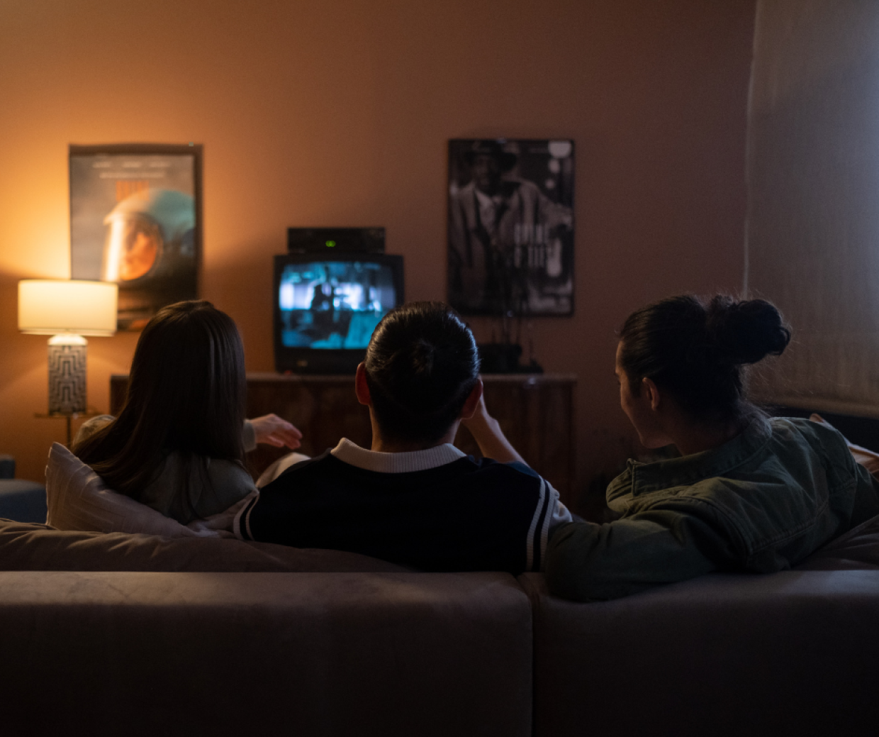 Perché guardiamo gli stessi film? Ecco i segreti (e i benefici) del rewatch