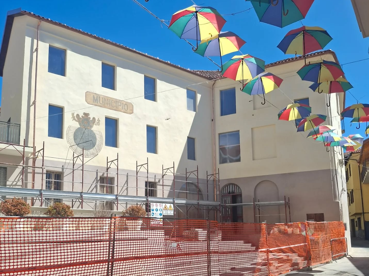 Rinasce Palazzo Molines e con i restauri "spuntano" una meridiana e la scritta Municipio