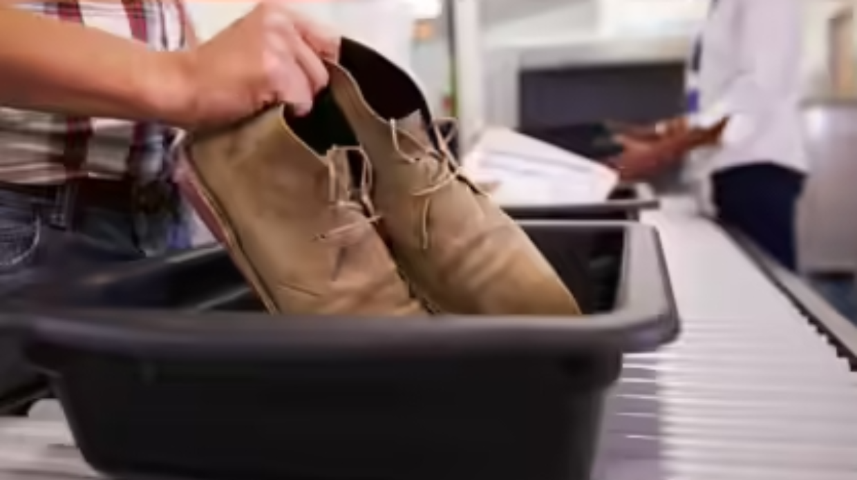 Addio al rito di togliersi le scarpe in aeroporto? La TSA testa il cambiamento