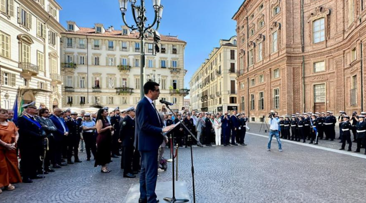 Cento nuovi vigili per i comuni piemontesi, le placche di servizio sono state consegnate in Piazza Carignano