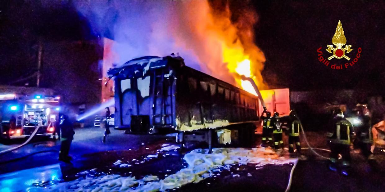 Castellamonte: fiamme all’ecocentro Teknoservice, brucia un container