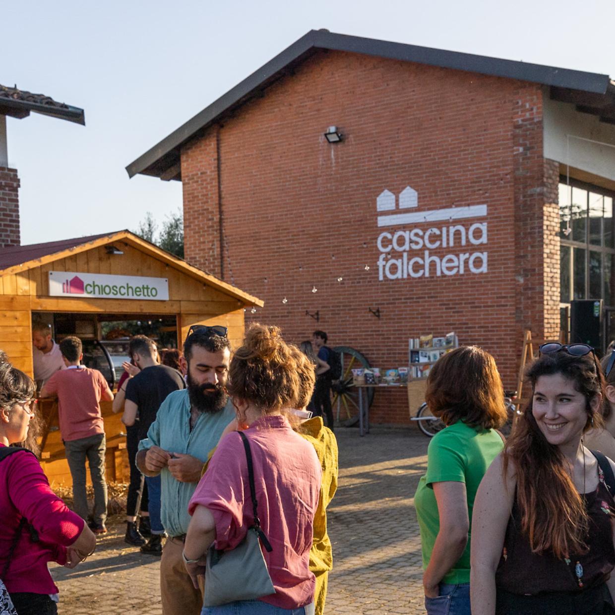 Alla Cascina Falchera il 19 luglio la “Grigliata di una notte di mezza estate”: teatro e cibo si incontrano