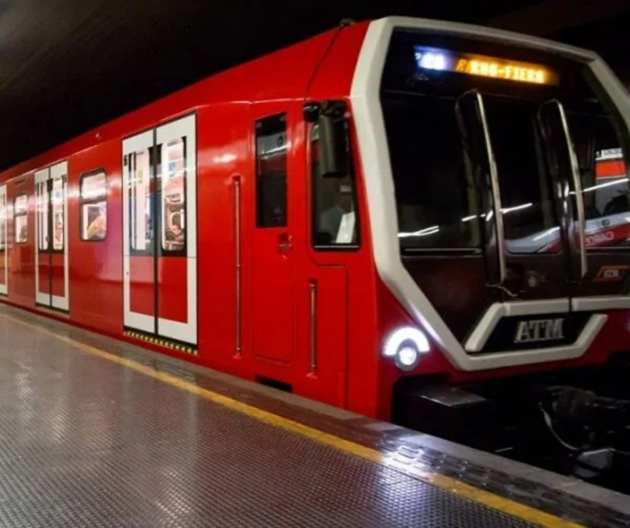 Milano, si getta sui binari della metro: caos sulla linea rossa per ore