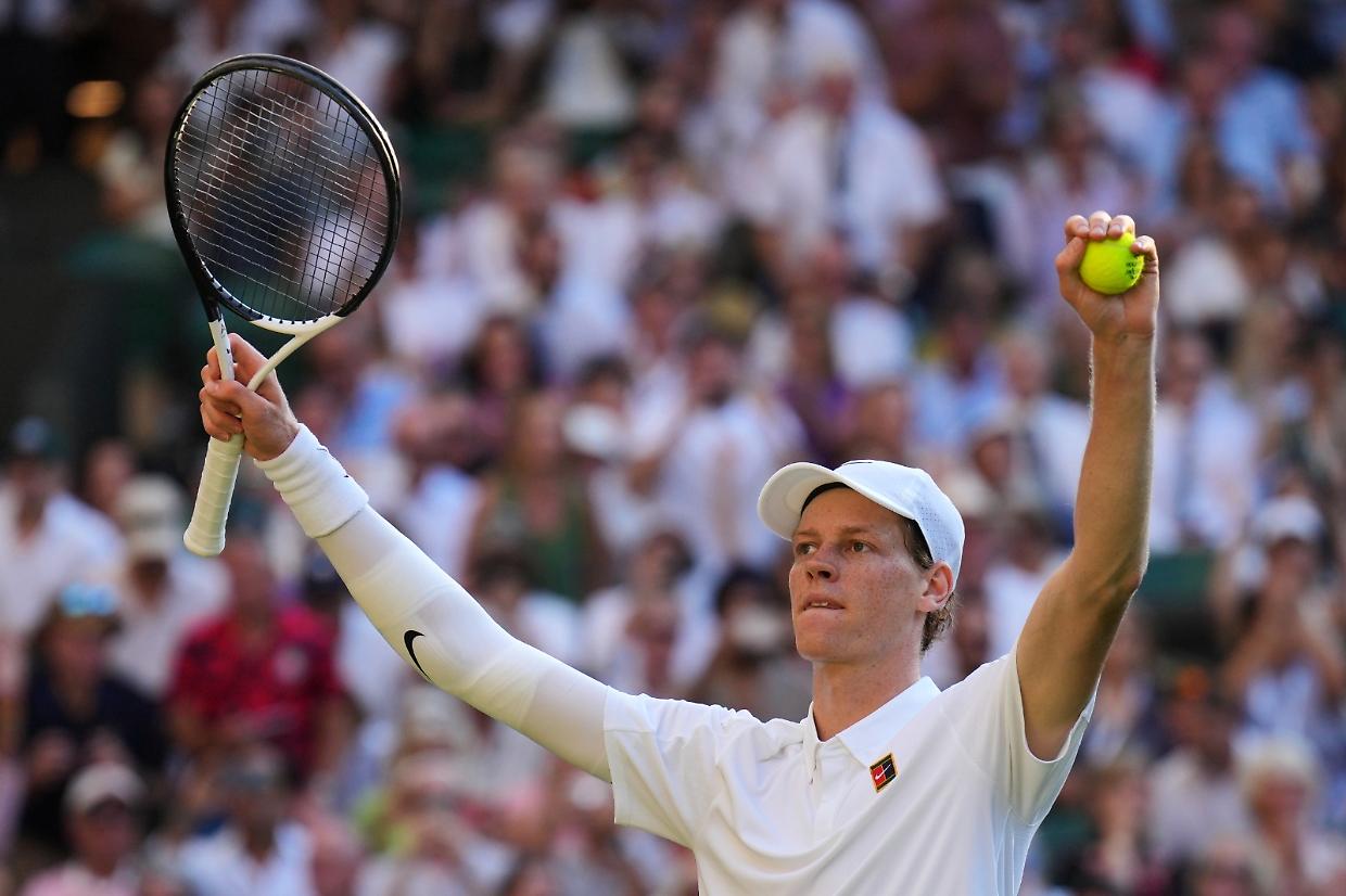 Jannik Sinnwr domina Novak Djokovic e conquista l'accesso alla sua prima finale a Wimbledon