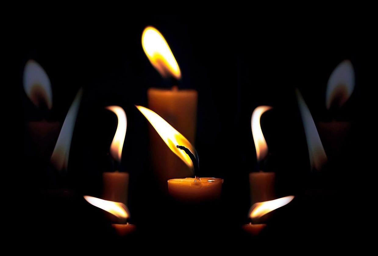 Candele “magiche” da 100 euro per farlo innamorare: impiegata raggirata e minacciata