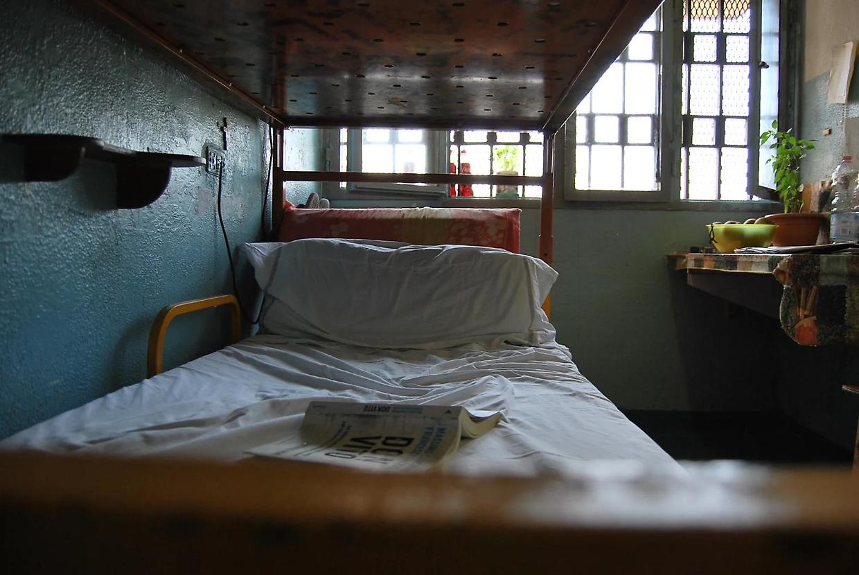 Blitz nel carcere: telefonini, droga e coltelli nelle celle, 6 detenuti coinvolti