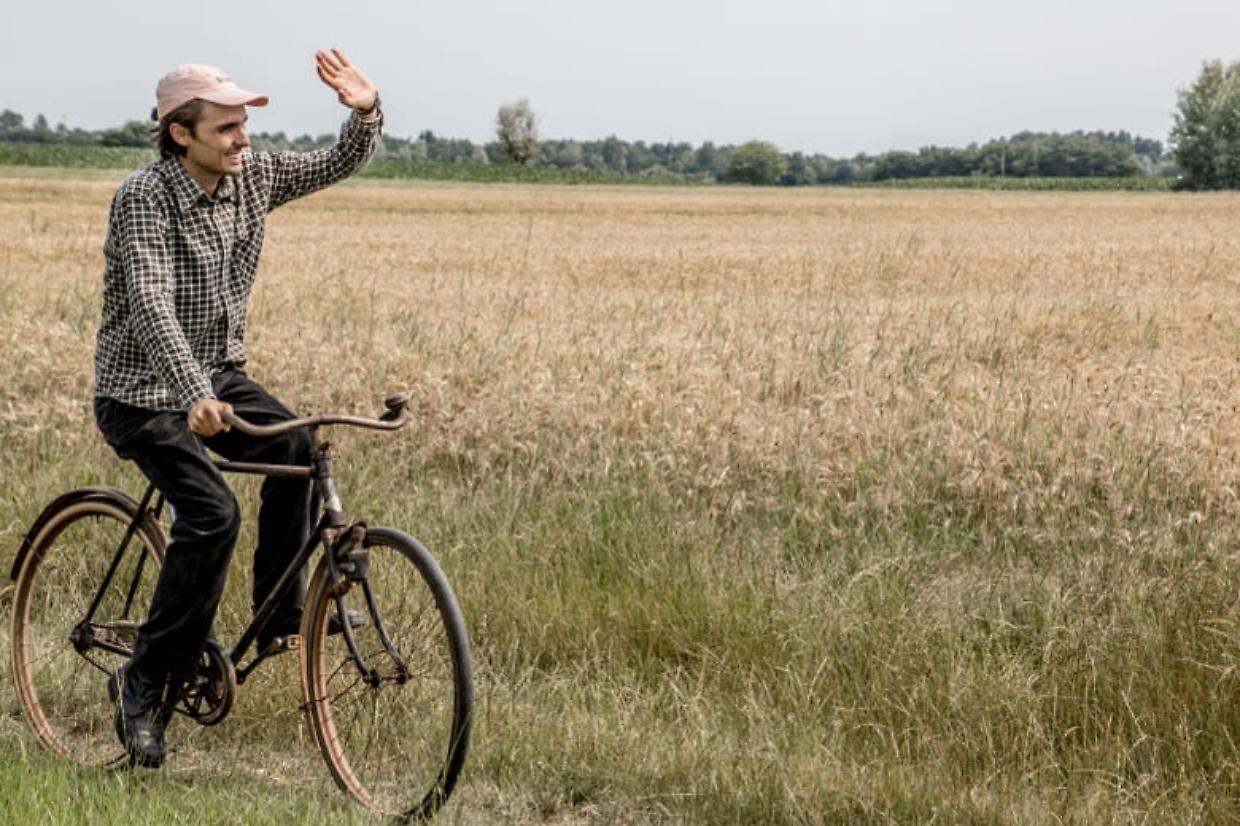 Pedalando tra le storie: il teatro itinerante che anima le Terres del Monviso
