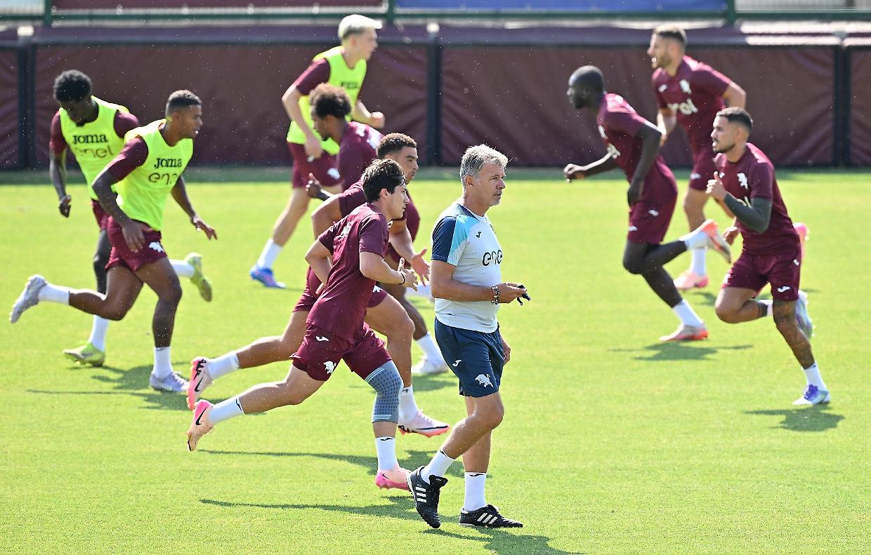 Il tecnico del Torino, Marco Baroni, dirige l'allenamento a porte aperte al Filadelfia