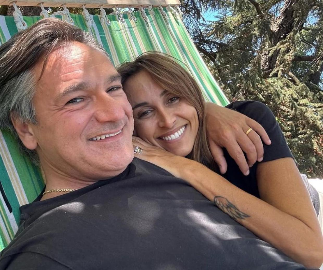 Caressa e Parodi dimenticano (di nuovo) l’anniversario: “26 anni di matrimonio… e non sentirli”