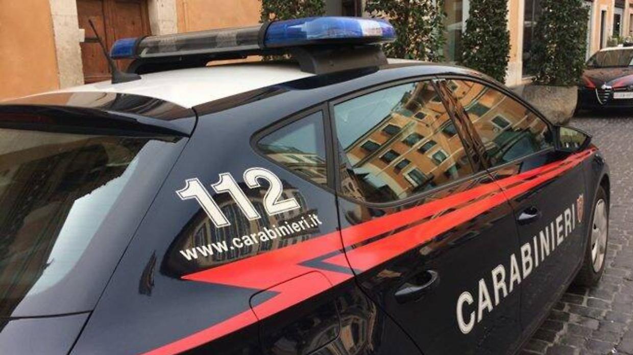 Sale, 35enne arrestato: bottiglia rotta in mano, passanti spaventati e tentata aggressione ai Carabinieri