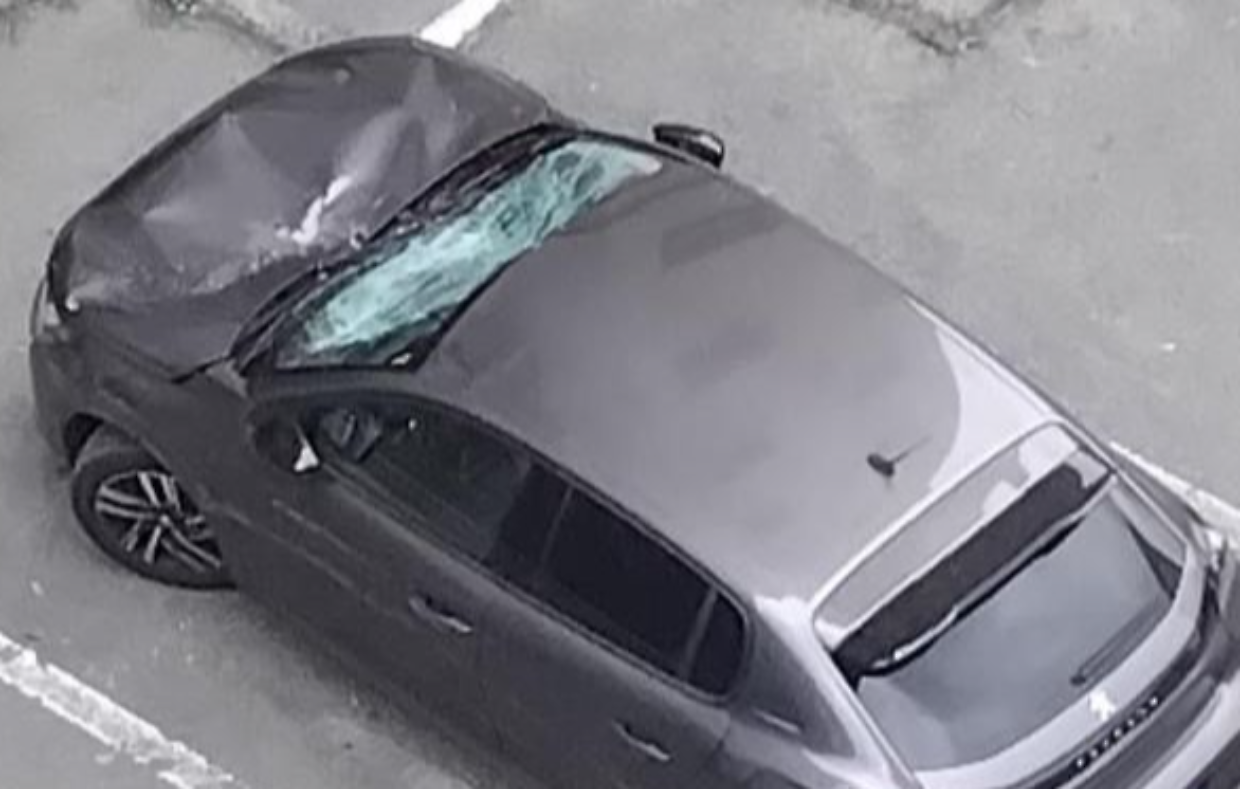 Precipita dal balcone e finisce su un’auto parcheggiata: salvo per miracolo un 29enne