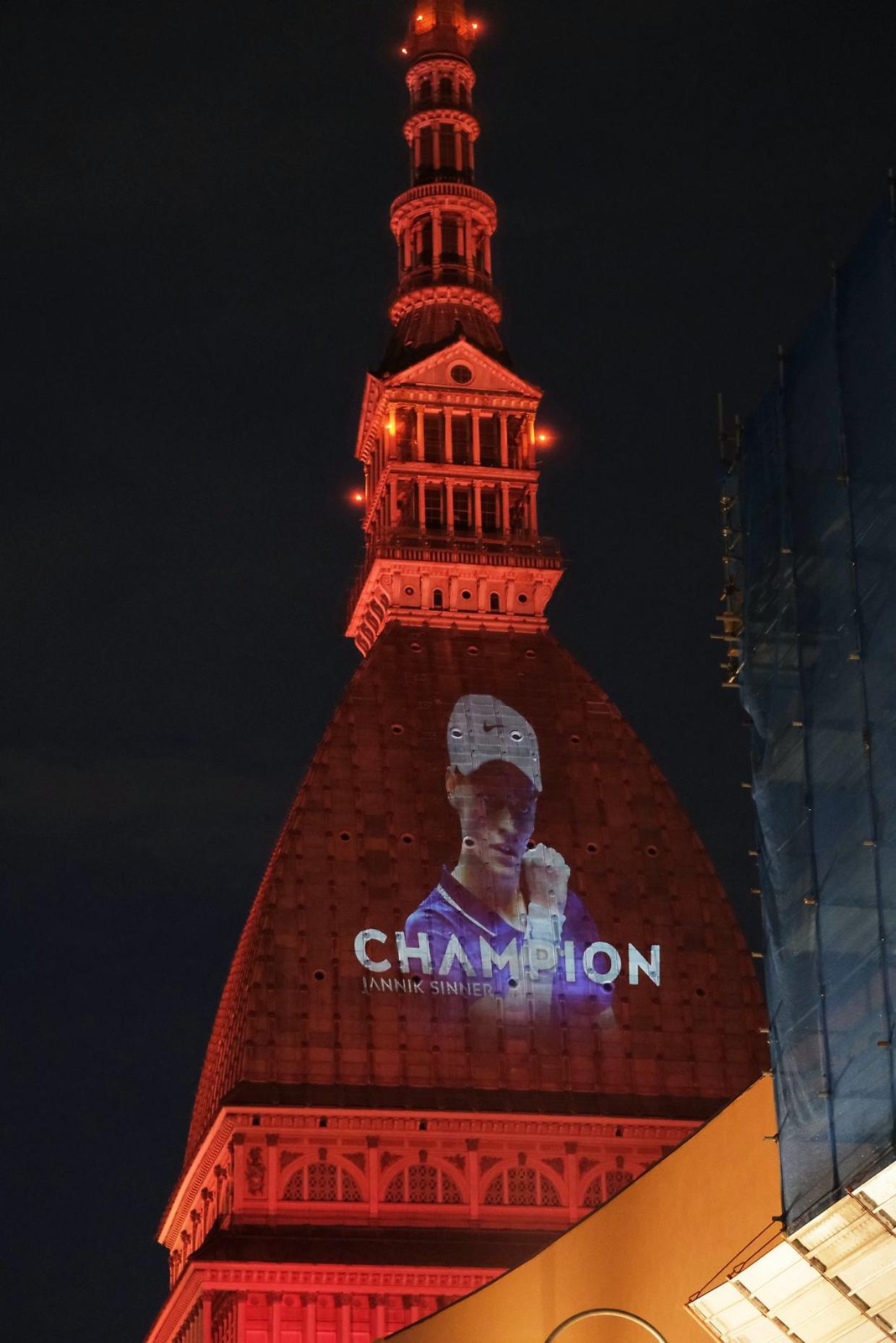 La Mole si illumina per omaggiare la vittoria di Sinner a Wimbledon