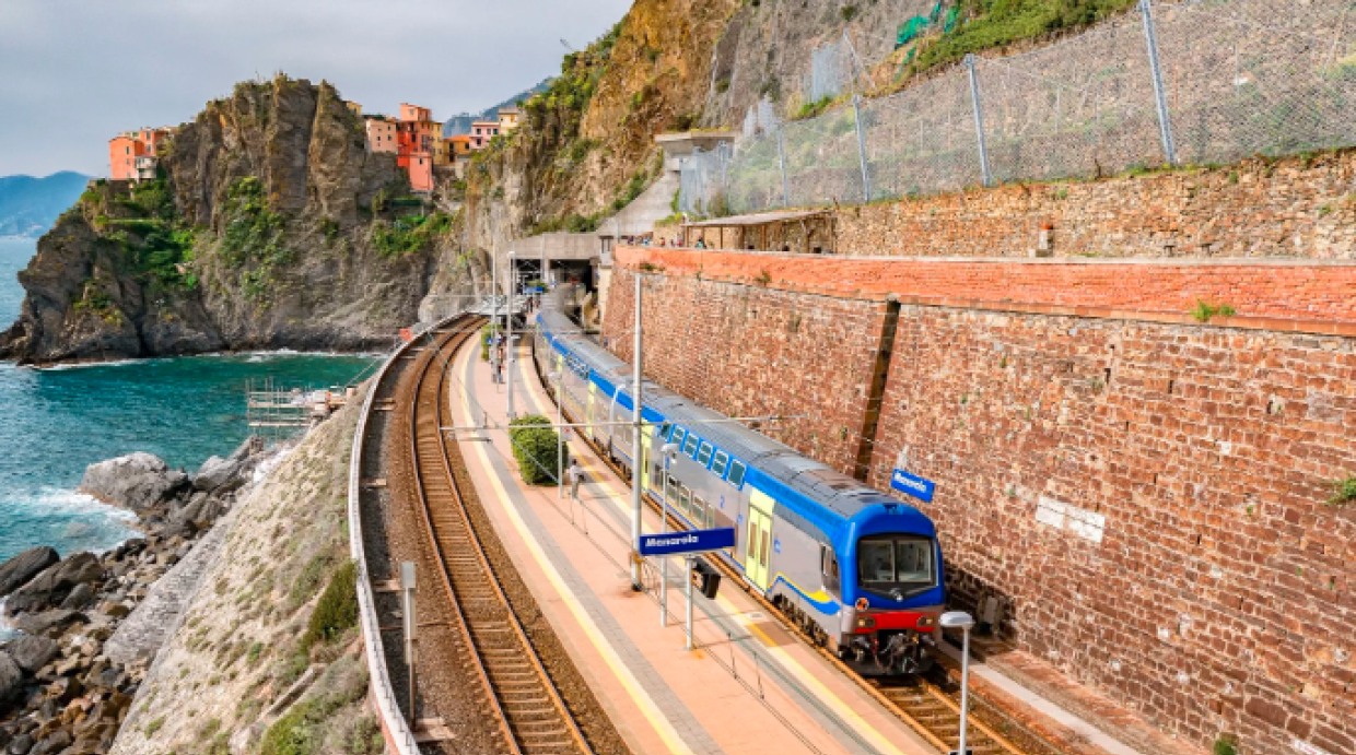 In treno al mare: le spiagge da sogno che raggiungi senza auto