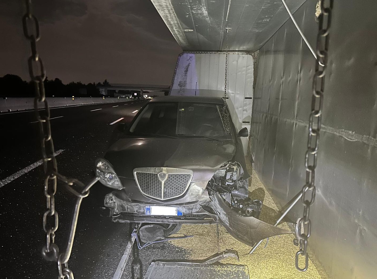Tangenziale sud, camion carico di grano perde il rimorchio: un ferito