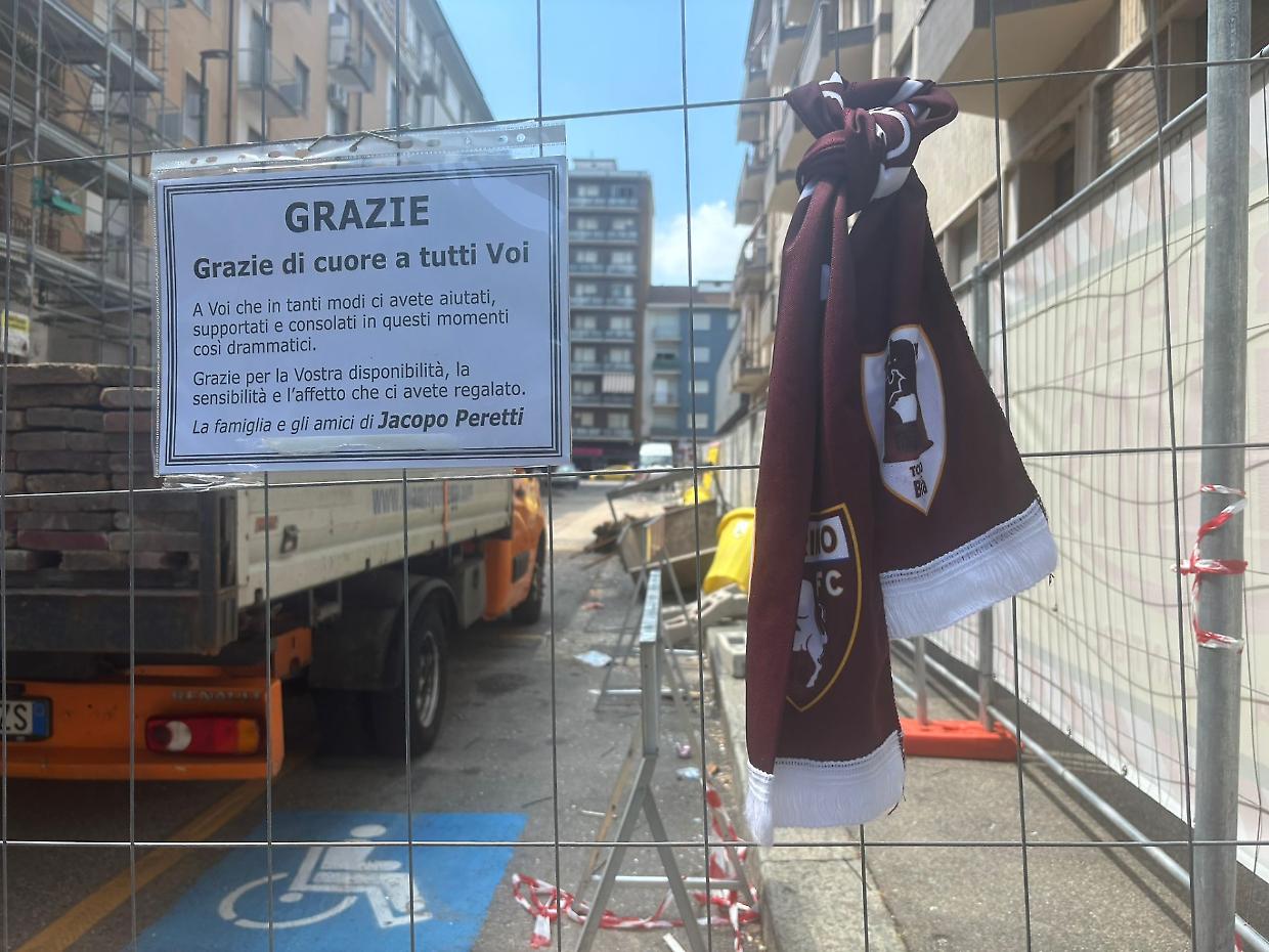 Una sciarpa granata per Jacopo: il saluto del Toro Club al 33enne morto in via Nizza