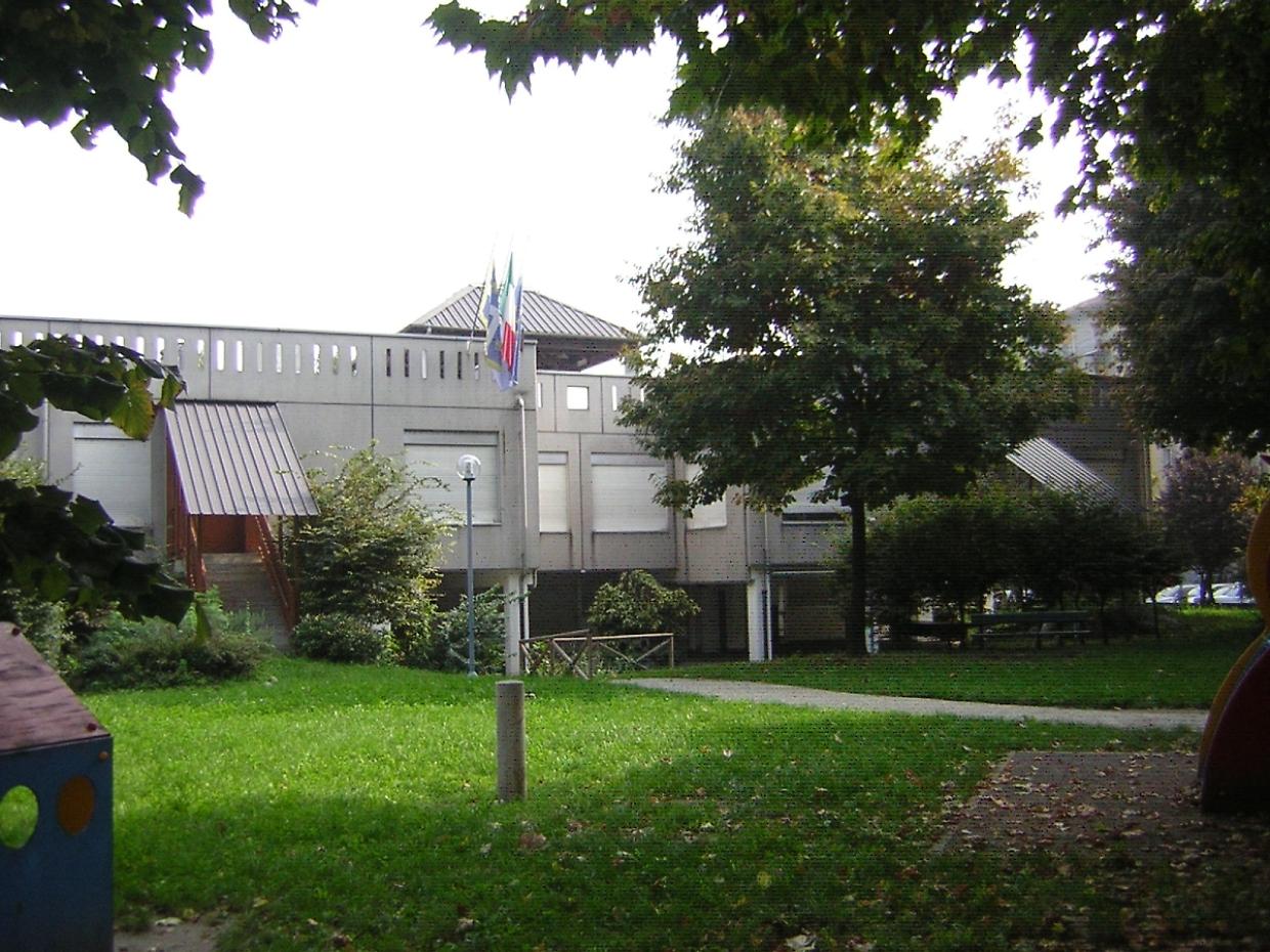 Scuola Chagall bersagliata da lanci di bottiglie: allarme sicurezza per i bambini nel cortile