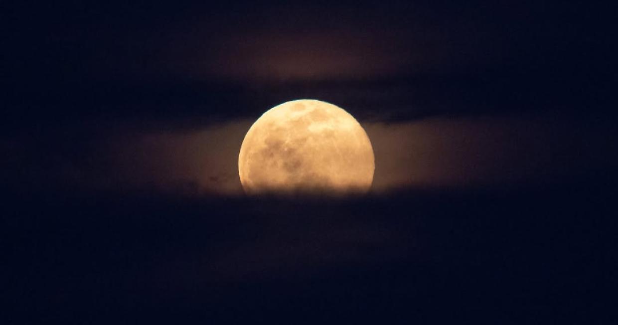 La Luna se ne va: cosa succede se si allontana sempre di più dalla Terra?
