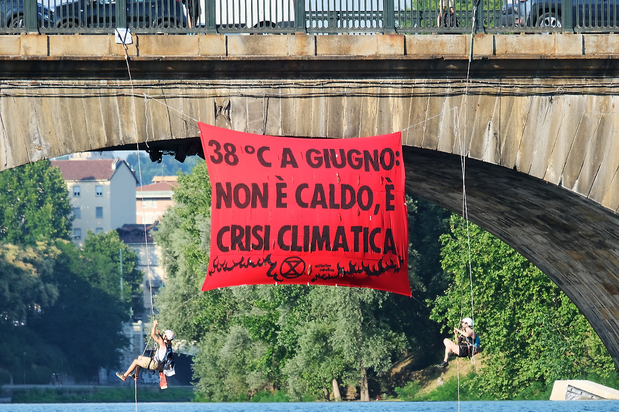 Gli attivisti di Extinction Rebellion si calano dal ponte della Gran Madre