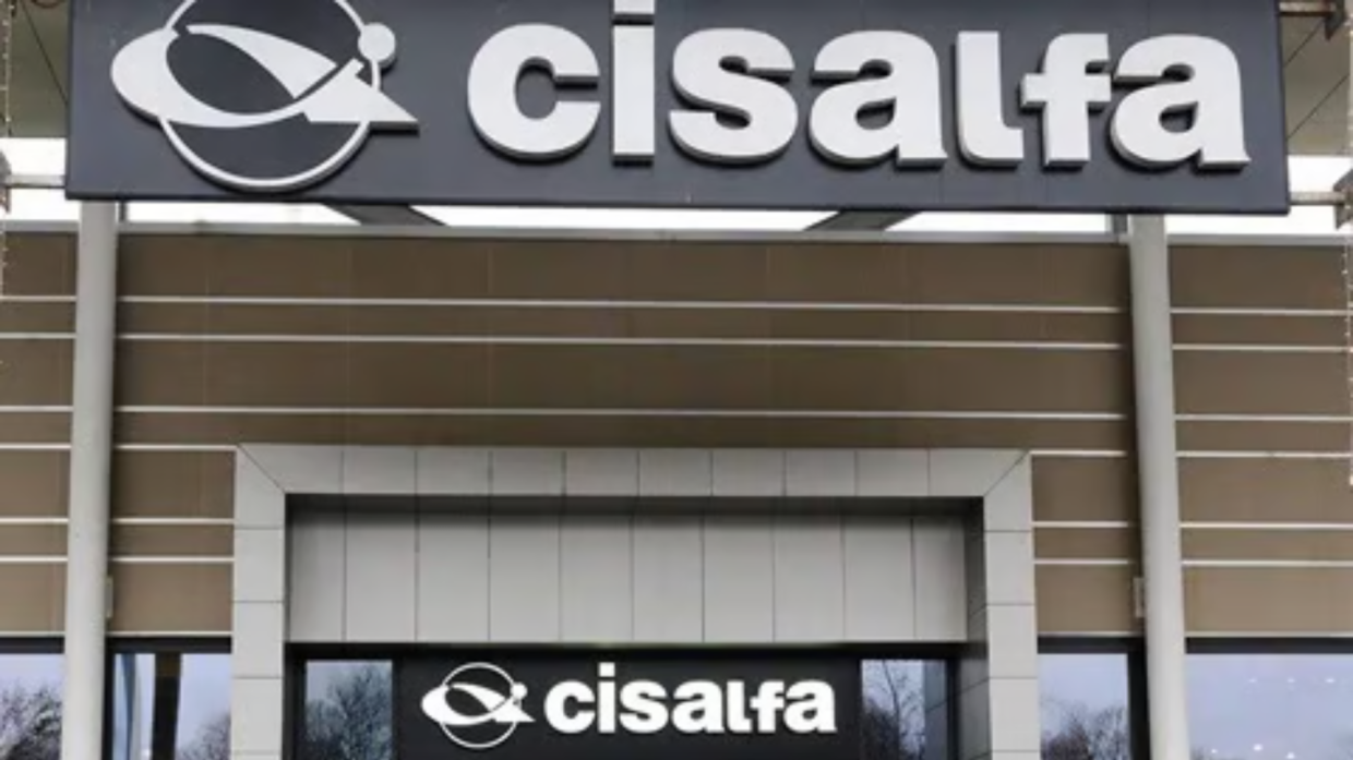 Colpo notturno al centro commerciale Le Gru: rubati 20mila euro dal negozio Cisalfa