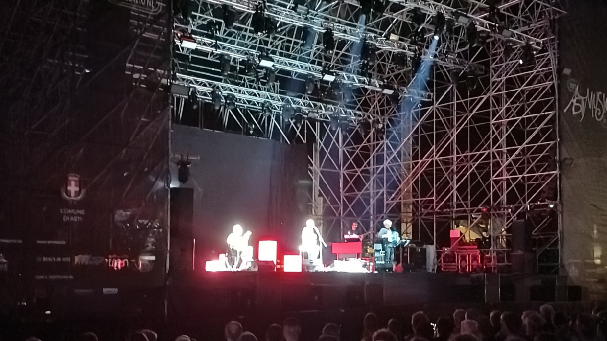 Roberto Vecchioni trattenuto dagli attivisti all'ingresso del concerto ad Astimusica