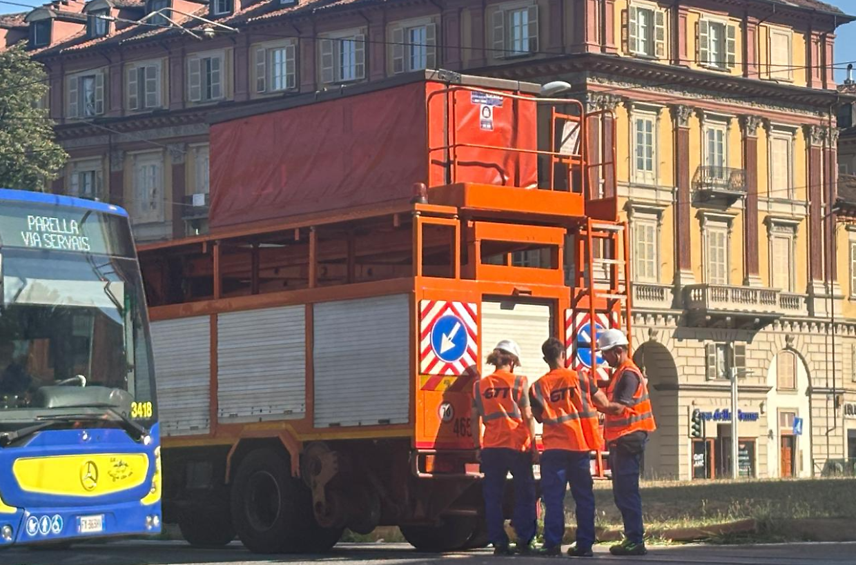 Piazza Statuto, rete elettrica tranciata da un mezzo edile: sette le linee Gtt deviate