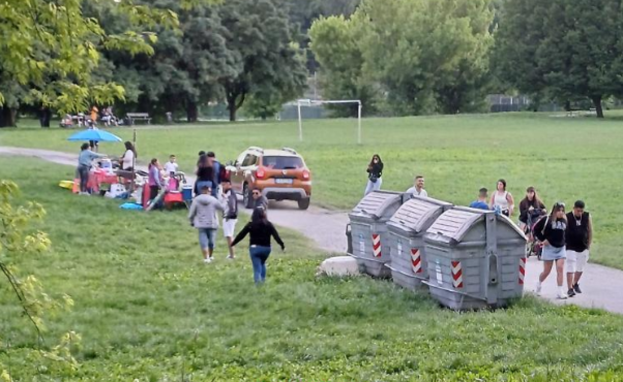 Festicciole abusive al Parco della Pellerina, giro di vite sui controlli: trovate bombole e taniche di benzina