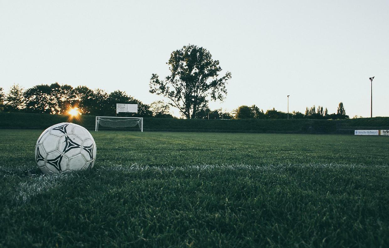 Inghilterra, il caso che scuote il calcio: condannato per omicidio stradale, può tornare in campo dopo 7 mesi