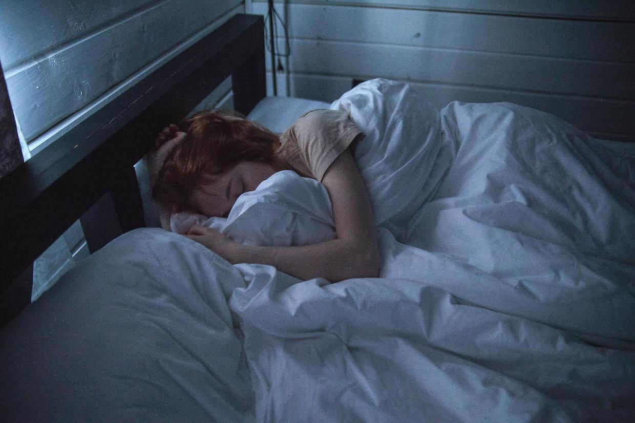 Dormire meglio con il magnesio spray: sempre più persone scelgono il rituale serale che rilassa corpo e mente