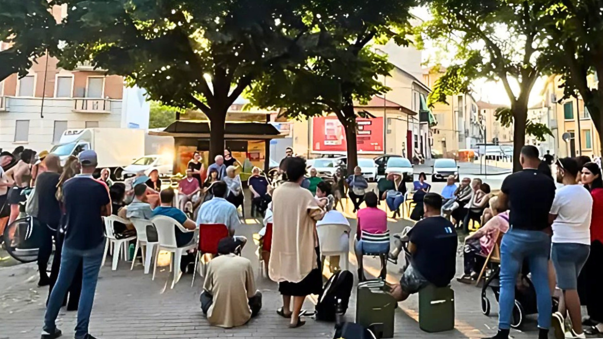 Rimosse le panchine per cacciare i balordi. In piazza con le sedie per protestare