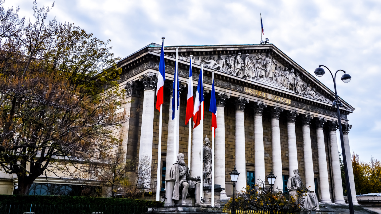 Francia, con deficit e debito pubblico in aumento, il governo "taglia" i festivi: ecco la misura