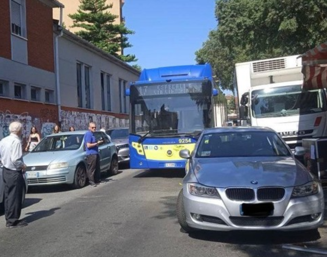 Un auto blocca il traffico al mercato di Santa Rita: disagi e lamentele tra cittadini e guidatori