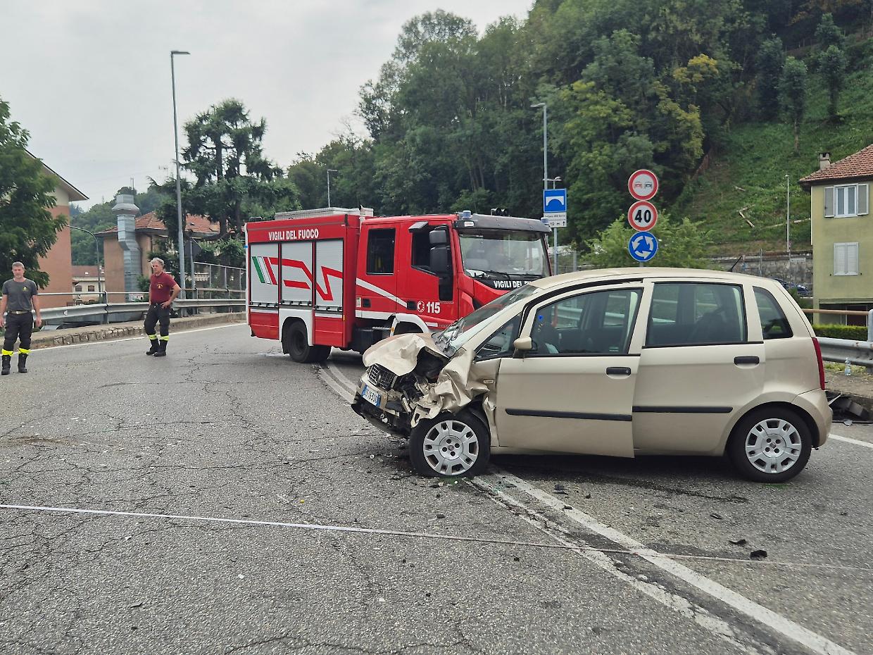 Una delle due auto danneggiate 