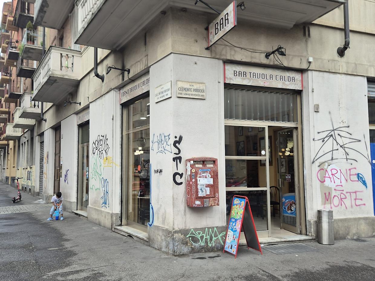 Il bar dov'è scoppiata la rissa, in via Priocca