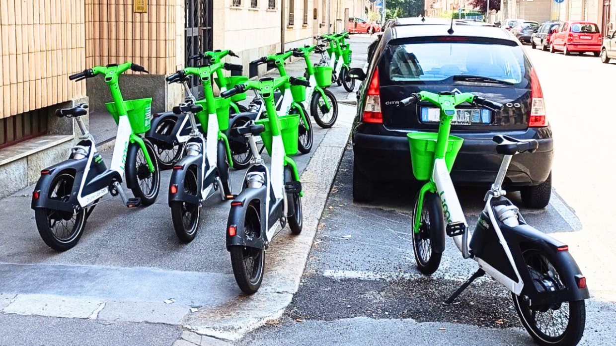 Il marciapiede invaso dalle bici a noleggio diventa inservibile