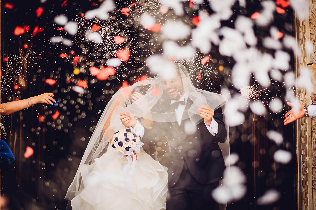 Perché si lancia il riso ai matrimoni? La storia di un gesto che augura felicità