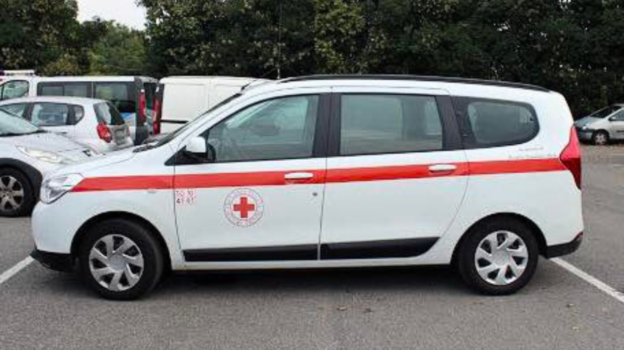 I ladri si portano via anche l'auto della Croce Rossa. «Ora attenzione alle truffe»