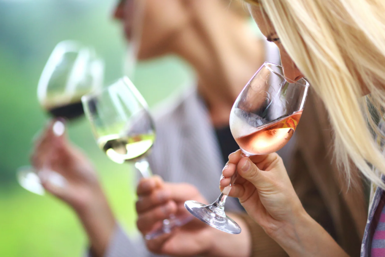 Questi sono i migliori vini italiani da bere in estate (e costano pure poco)