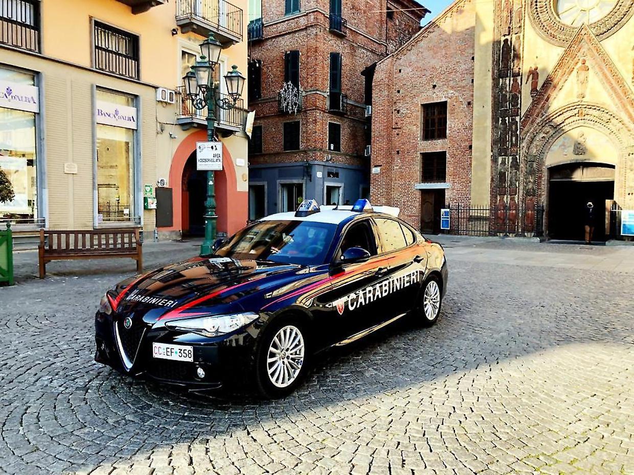 Furti a Chivasso, si richiedono le borse rubate indietro, all'interno effetti personali e documenti
